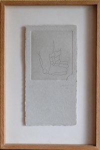 Chillida Eduardo, mano, grabado 2-50 papel 26,50x13,50 y marco 39x26 cms. 3000 (1)