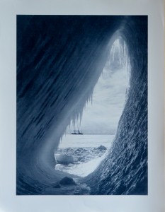 Falcon Scott Robert, The cavern in the Iceberg, Terra Nova in the distance, expedición a la Antártida, fotografía edicion limitada National Geographic, 64x49 cms. 30 (4)