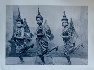 Macklin Theodore, Three Thai girs dancers in traditional costume, fotografía, edición limitada por National Geographic, 49x63,50 cms. 30 (1)