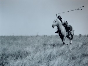 Marden Luis, Gaucho con boleadoras, fotografía, edición limitada National Geographic, 66x50 cms. 30 (2)