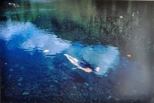 Marden Luis, Nude swimmer in dark blue waters, Tahiti 1962, fotografía, edición limitada National Geographic, 47x70 cms. 30 (1)