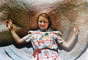 Marden Luis, Portrait smiling girl iin big hat, Texas 1938, fotografía, edición limitada National Geographic, 48x70 cms. 30 (1)