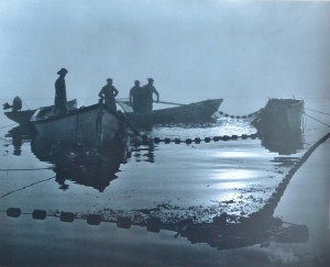 Marden Luis, Silhouette of fishermen, fotografía edición limitada National Geographic, 50x62 cms. 30 (3)