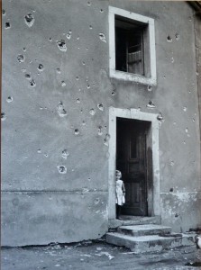 Maynard Owens Williams, Girl in doorway of bullet-marked home, Esch sur Sure, Luxembourg, fotografía edición limitada National Geographic, 68x50 cms. 30 (1)