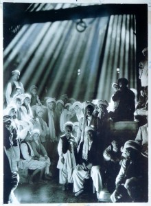 Maynard Owens Williams, Interior shot of Muslim men with streaming light, fotografía edicion limitada National Geographic, 67x50 cms. 30 (1)