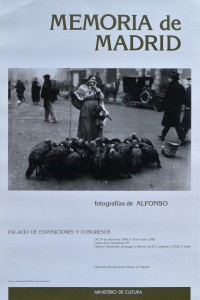 Alfonso Sanchez García, Vendedora de pavos en la plaza de Santa Cruz, cartel original exposición memoria de Madrid, fotografías de Alfonso en 1985, 60x40 cms. (3)