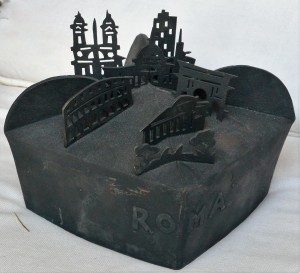 Bellver Fernando 2006, Roma, Bronce patinado, serie sombreros, numerado y firmado 27-35, 14,50x21x22 cma. (1)