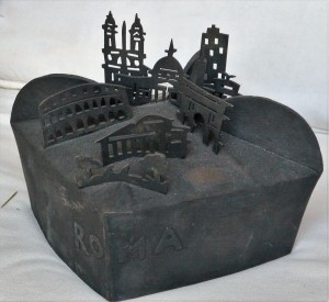 Bellver Fernando 2006, Roma, Bronce patinado, serie sombreros, numerado y firmado 27-35, 14,50x21x22 cma. (7)