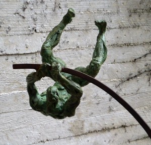 suarez-reguera-fernando-pertiga-escultura-bronce-y-hierro-serie-2-pa-71x49x40-cms-1